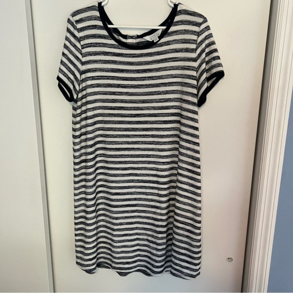 Striped navy blue and White Women's dress with buttons on top back xL